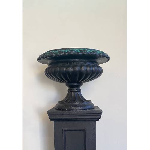 Black Urn Small 32cm